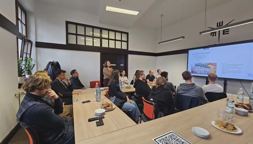 Prezentacja w ramach projektu „Innowacyjne Miasto" — prelegent omawia działalność Miejskiego Centrum Usług Socjalnych we Wrocławiu przed grupą uczestników spotkania.