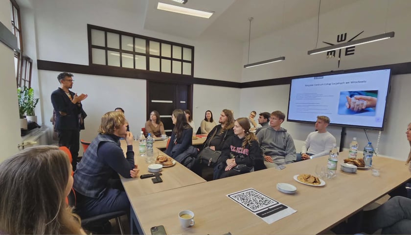 Prezentacja w ramach projektu „Innowacyjne Miasto" — prelegent omawia działalność Miejskiego Centrum Usług Socjalnych we Wrocławiu przed grupą uczestników spotkania.