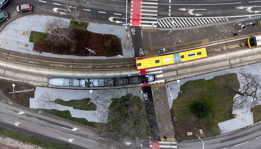 <p>Autobusy jeżdżą już po Bardzkiej, niezależnie od kork&oacute;w - 21 marca 2026</p>