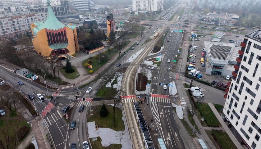 <p>Autobusy jeżdżą już po Bardzkiej, niezależnie od kork&oacute;w - 21 marca 2026</p>