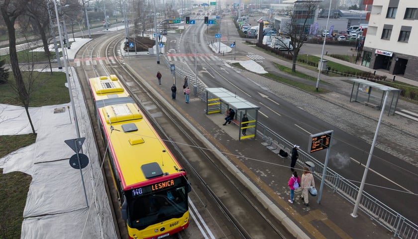 <p>Autobusy jeżdżą już po Bardzkiej, niezależnie od kork&oacute;w - 21 marca 2026</p>