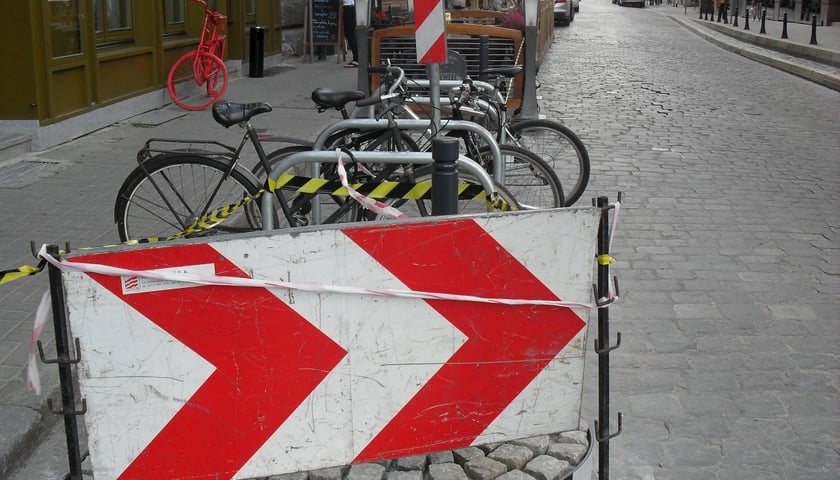 ZDIUM montuje nowe stojaki rowerowe