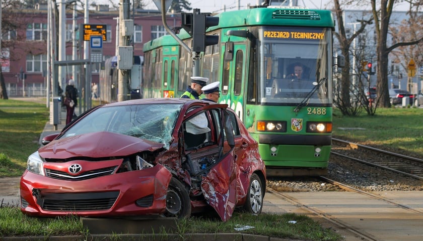 Uszkodzony samochód i tramwaj. Wypadek na Strzegomskiej, 19.03.2026 r.