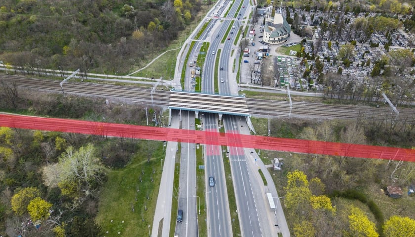 Czerwoną linię oznaczone są tory przecinające ulicę Bardzką. To linia nr 285, która może zostać wyniesiona na nasyp i wiadukt 
