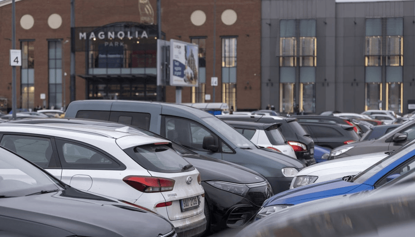 Zaparkowane samochody przed centrum handlowym Magnolia. Wkrótce za parking przy ul. Legnickiej trzeba będzie płacić.