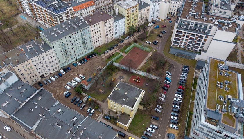 Podw&oacute;rko będzie odwodnione, a nowe oświetlenie zapewni większe bezpieczeństwo