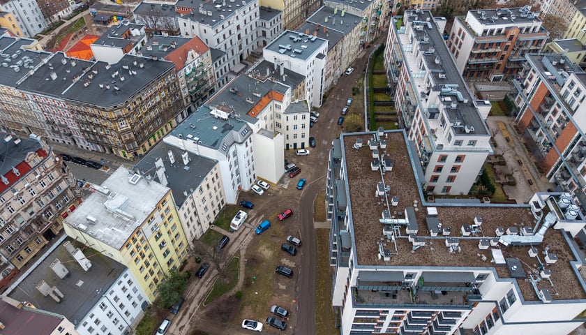 Podwórko w kwartale ulic Kościuszki, Prądzyńskiego, Komuny Paryskiej i Pułaskiego z lotu ptaka, przed remontem