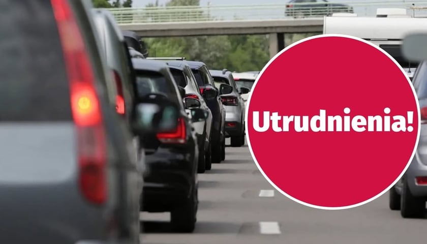 Korek samochodów, napis ''utrudnienia''