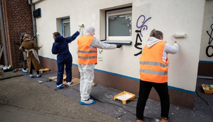 <p>Zamalowywanie akt&oacute;w wandalizmu na murach SP1 przy ul. Nowowiejskiej - 20 marca 2026</p>