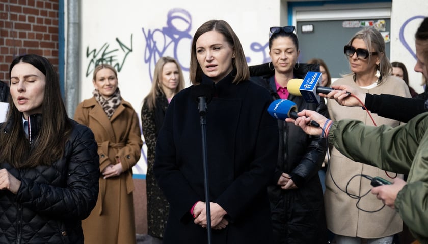 <p>"Mowa nienawiści nierzadko zależy od nastroj&oacute;w społecznych czy tego, co się dzieje w polityce" - Ewa Żmuda</p>