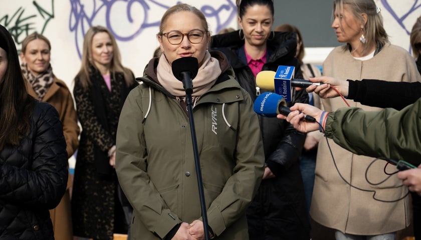 <p>"Nie godzimy się, by nasza szkoła - wyjątkowe, historyczne miejsce, była nośnikiem dla tego typu treści" - Katarzyna Zwierzyńska-Paluszek</p>