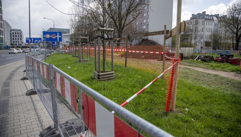 Powstaje droga rowerowa wzdłuż ul. Swobodnej [ZDJĘCIA]