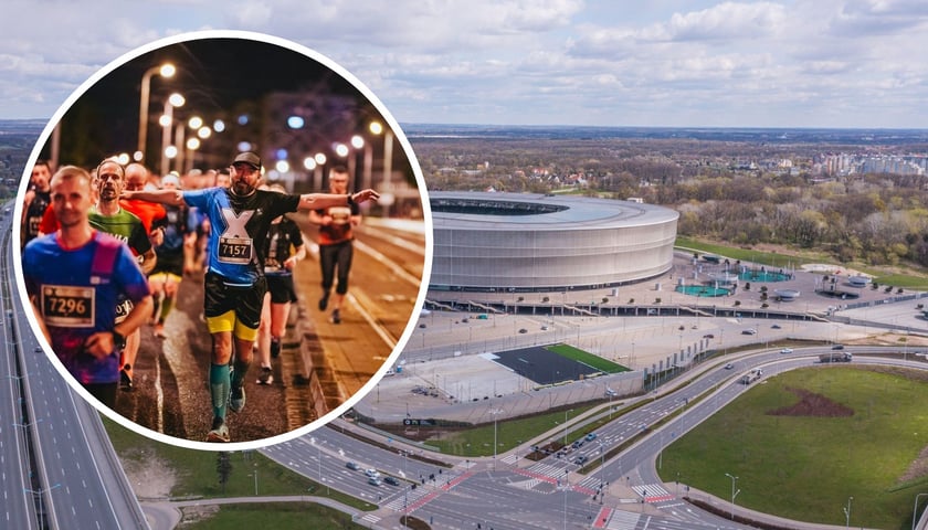 W tle stadion Tarczyński Arena we Wrocławiu, widok z drona. W kółku - uczestnicy Nocnego Półmaratonu we Wrocławiu, zdjęcie archiwalne, ilustracyjne.