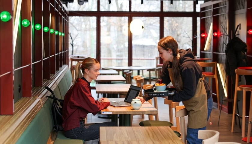 Cafe & pub Śluza powstał przy samej Śluzie Szczytnickiej. Na zdjęciu dwie młode kobiety we wnętrzu kawiarni