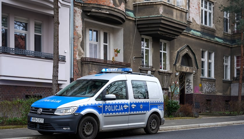 Policja na sygnale pod kamienicą przy Łukasiewicza we Wrocławiu