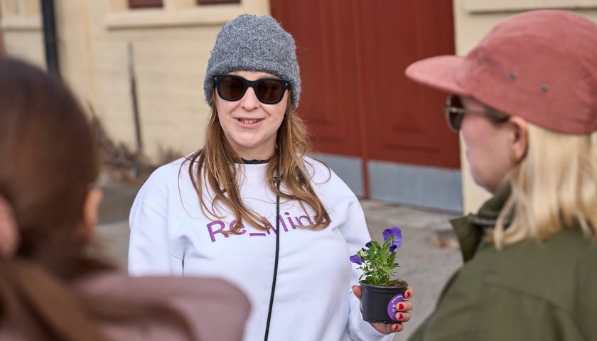 Wrocławianie otrzymali doniczki z kwiatami. Wcześniej zakrywały tajemniczy napis
