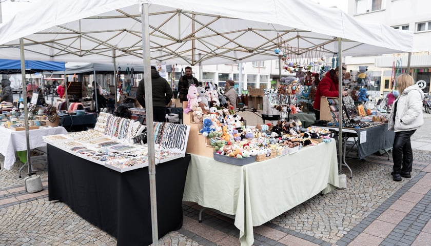 Stoiska na placu przed katedrą Marii Magdaleny we Wrocławiu - białe namioty, towary, kupcy i nabywcy