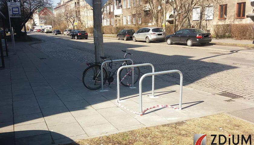 Pierwsze nowe stojaki rowerowe już zamontowane 