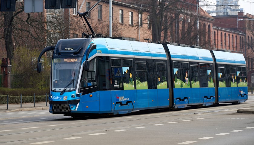 Wiosennie ozdobiony tramwaj we Wrocławiu