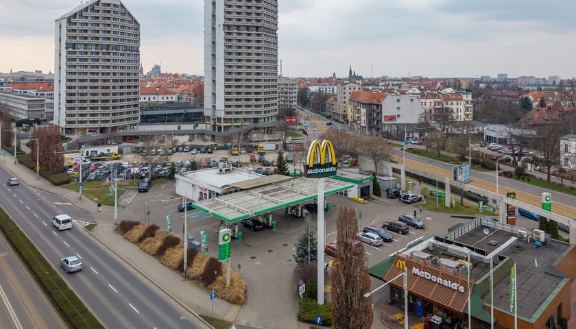 Stacja paliw przy Kredce i Ołówku. Na zdjęciu stacja paliw, restauracja i dwa wieżowce oglądane z lotu ptaka