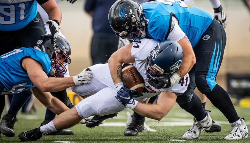 Mecz Warsaw Eagles z Panthers Wrocław . Na zdjęciu widać walczących zawodników futbolu amerykańskiego