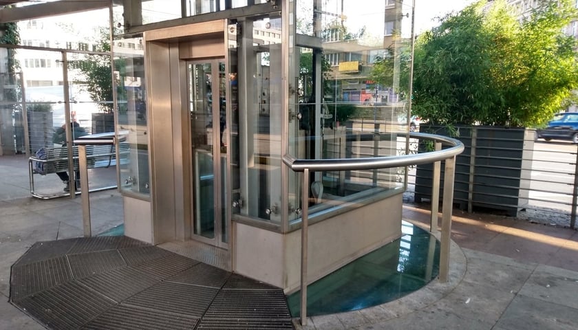 Jedna z wind prowadzących do przejścia podziemnego na rondzie Reagana. W tle rosnące tam od lat bambusy.