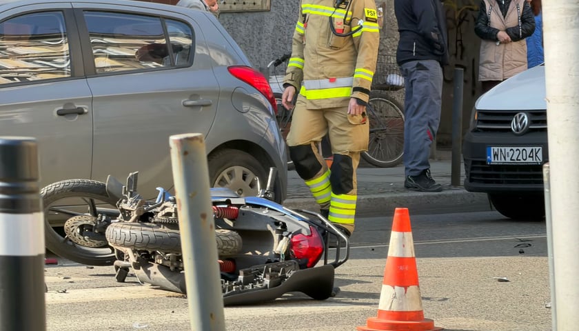 Wypadek  u zbiegu ulic Święto Wincentego i Trzebnickiej. Motocyklista został potrącony przez taksówkę