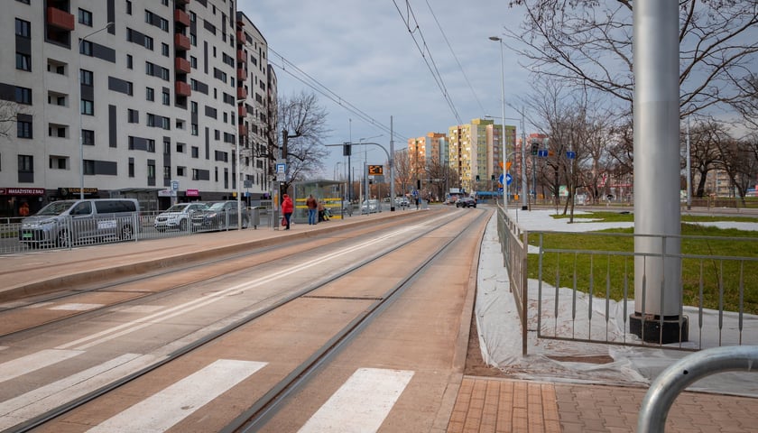 W poniedziałkowym popołudniowym szczycie autobusy omijały korki jadąc nowym odcinkiem trasy autobusowo-tramwajowej na Bardzkiej
