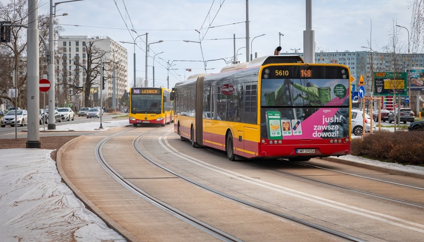 W poniedziałkowym popołudniowym szczycie autobusy omijały korki jadąc nowym odcinkiem trasy autobusowo-tramwajowej na Bardzkiej
