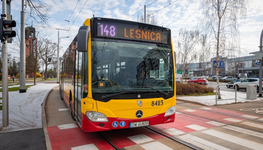 W poniedziałkowym popołudniowym szczycie autobusy omijały korki jadąc nowym odcinkiem trasy autobusowo-tramwajowej na Bardzkiej
