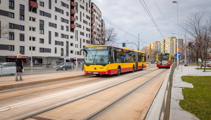 W poniedziałkowym popołudniowym szczycie autobusy omijały korki jadąc nowym odcinkiem trasy autobusowo-tramwajowej na Bardzkiej