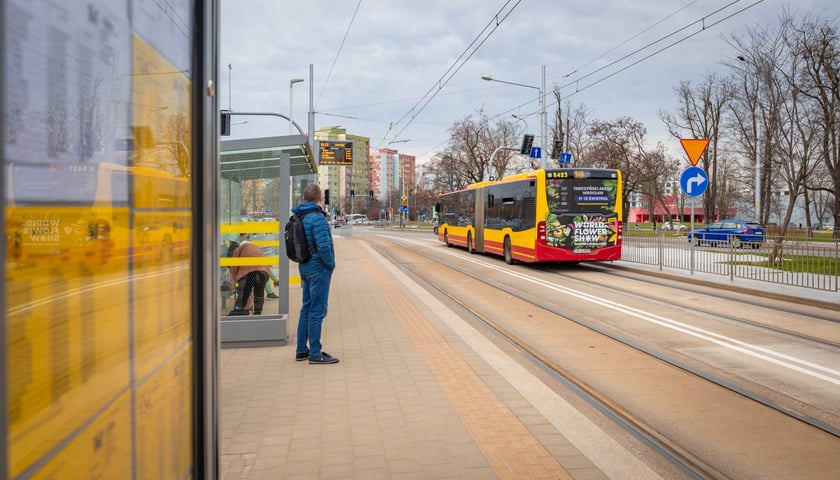 W poniedziałkowym popołudniowym szczycie autobusy omijały korki jadąc nowym odcinkiem trasy autobusowo-tramwajowej na Bardzkiej