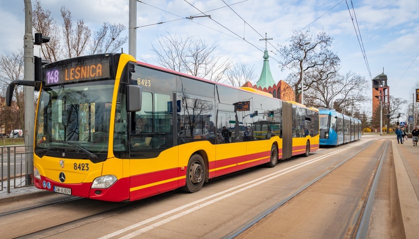 W poniedziałkowym popołudniowym szczycie autobusy omijały korki jadąc nowym odcinkiem trasy autobusowo-tramwajowej na Bardzkiej