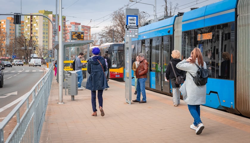 W poniedziałkowym popołudniowym szczycie autobusy omijały korki jadąc nowym odcinkiem trasy autobusowo-tramwajowej na Bardzkiej