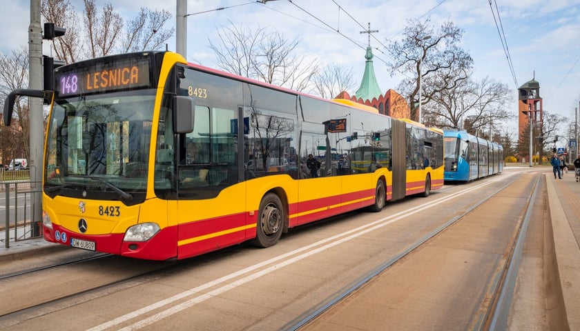 W poniedziałkowym popołudniowym szczycie autobusy omijały korki jadąc nowym odcinkiem trasy autobusowo-tramwajowej na Bardzkiej 