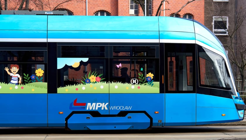 Tramwaj MPK Wrocław ozdobiony wiosenną grafiką 