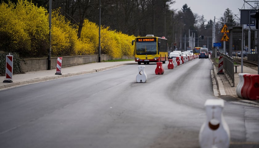 Ulica Grabiszyńska z nową nawierzchnią (zdjęcie z poniedziałku 23 marca)
