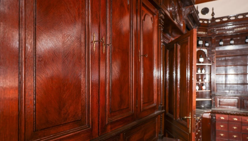 Apteka pod Słońcem sprzedana - zabytkowe meble zostają