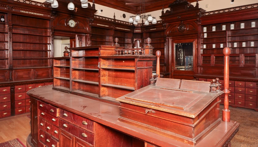 Apteka pod Słońcem sprzedana - zabytkowe meble zostają