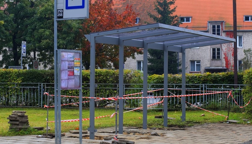 Ruszył montaż nowych wiat przystankowych