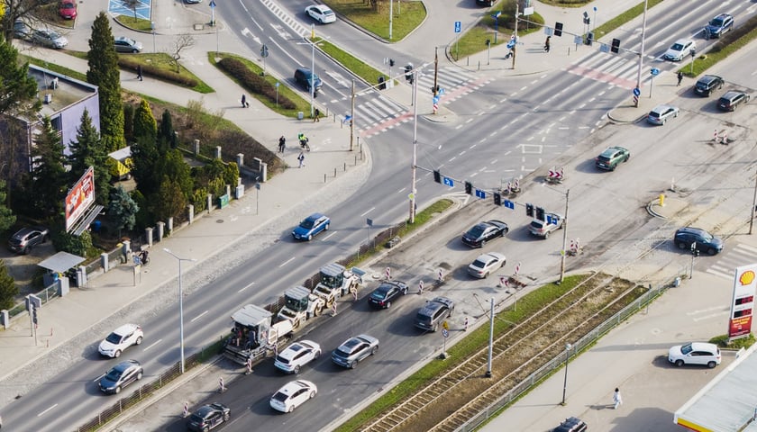 Widok z lotu ptaka na skrzyżowanie Powstańców Śląskich z Krzycką i Waligórskiego. Część nawierzchni jest już sfrezowana. Zdjęcie z 23 marca 
