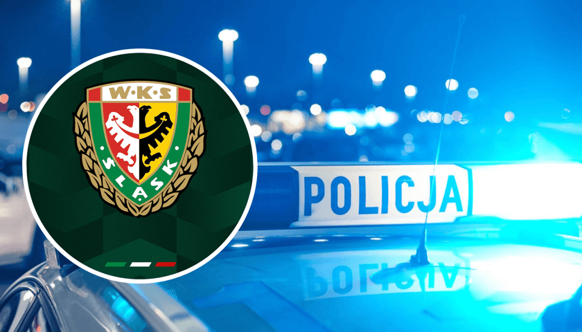 Radiowóz na światłach, nocą, w kółeczku herb klubu Śląsk Wrocław / zdjęcie ilustracyjne