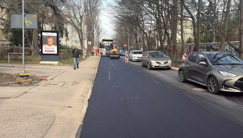 Ulica Przybyszewskiego z nowym asfaltem 