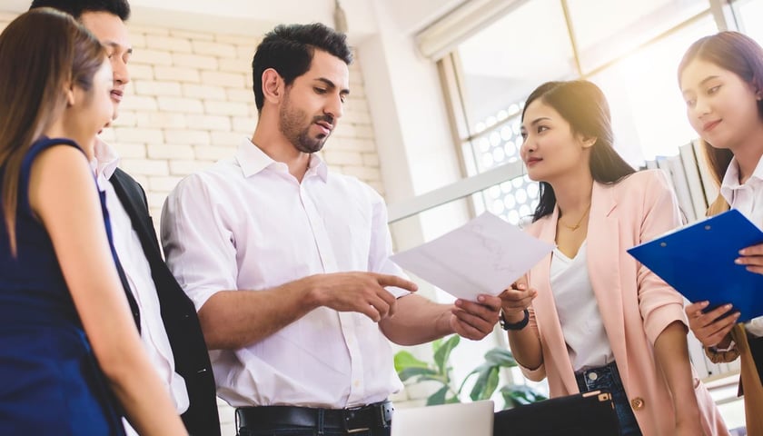 Zdjęcie przedstawia rozmawiających młodych ludzi (zdjęcie ilustracyjne)