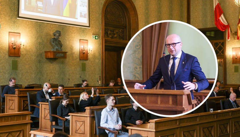 Seminarium na sali sesyjnej wrocławskiego Ratusza (duże zdjęcie) i przemawiający wiceprezydent Wrocławia Jakub Mazur (zdjęcie w kółku) 