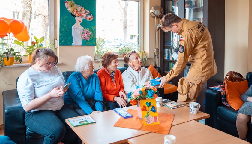 Wręczenie czujek dymu w DPS przy ul. Ciepłej we Wrocławiu