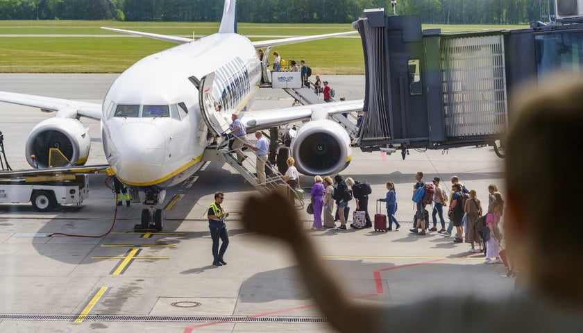 Samolot na płycie wrocławskiego lotniska 