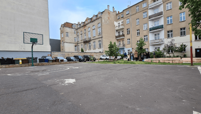 <p>Boisko w tym kształcie należy już do przeszłości. Betonową nawierzchnię zastąpi nowa, lekka i bezpieczna</p>