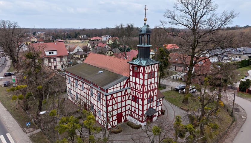 <p>Pracze Odrzańskie, widok z drona. Na zdjęciu kości&oacute;ł pw. św. Anny.</p>