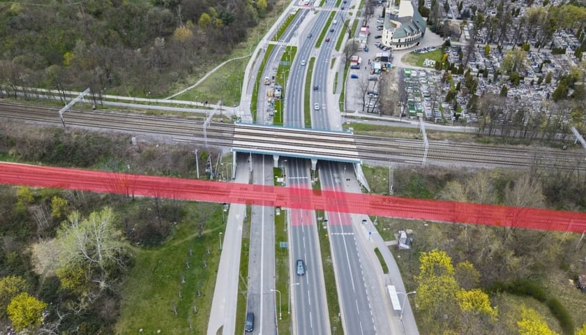 Czerwoną linią oznaczone są tory przecinające Bardzką. To linia nr 285, która może zostać wyniesiona